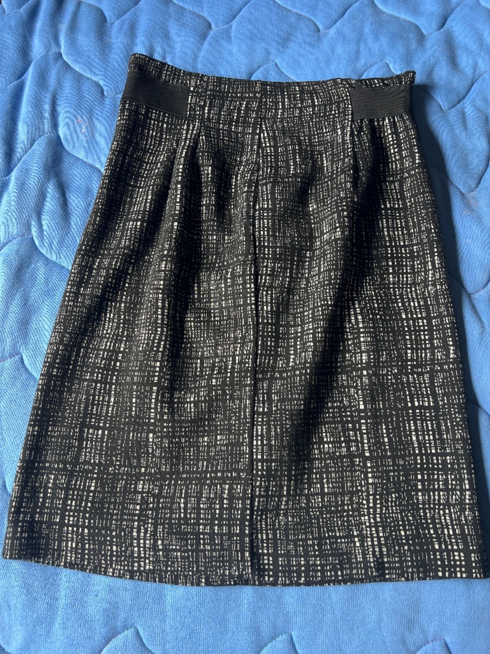 Willi Smith black and white knee length skirt lined with back zipper size 6